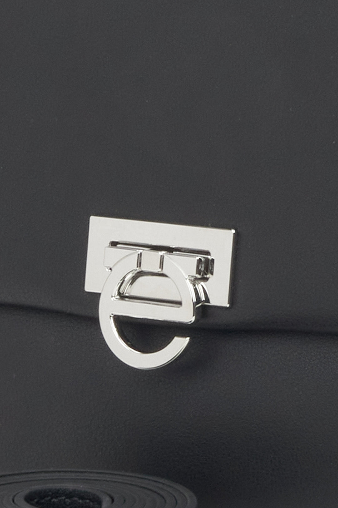 Schwarze Damen-Crossbody-Tasche aus Leder von Estro – Details.