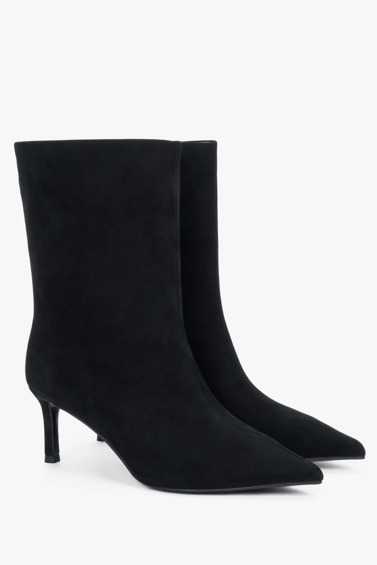 Seitenprofil des Paares schwarzer Velours-Stiefeletten, die die schlanke Silhouette und spitz zulaufende Form zeigen