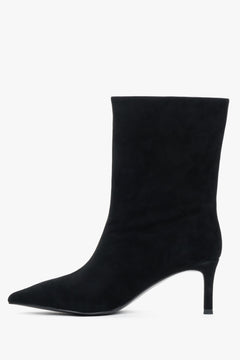 Seitenansicht einer einzelnen schwarzen Veloursleder-Stiefelette, die das minimalistische Schlupfdesign betont   