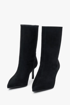 Diagonale Frontalansicht des Paares schwarzer Stiefeletten aus samtigem Veloursleder