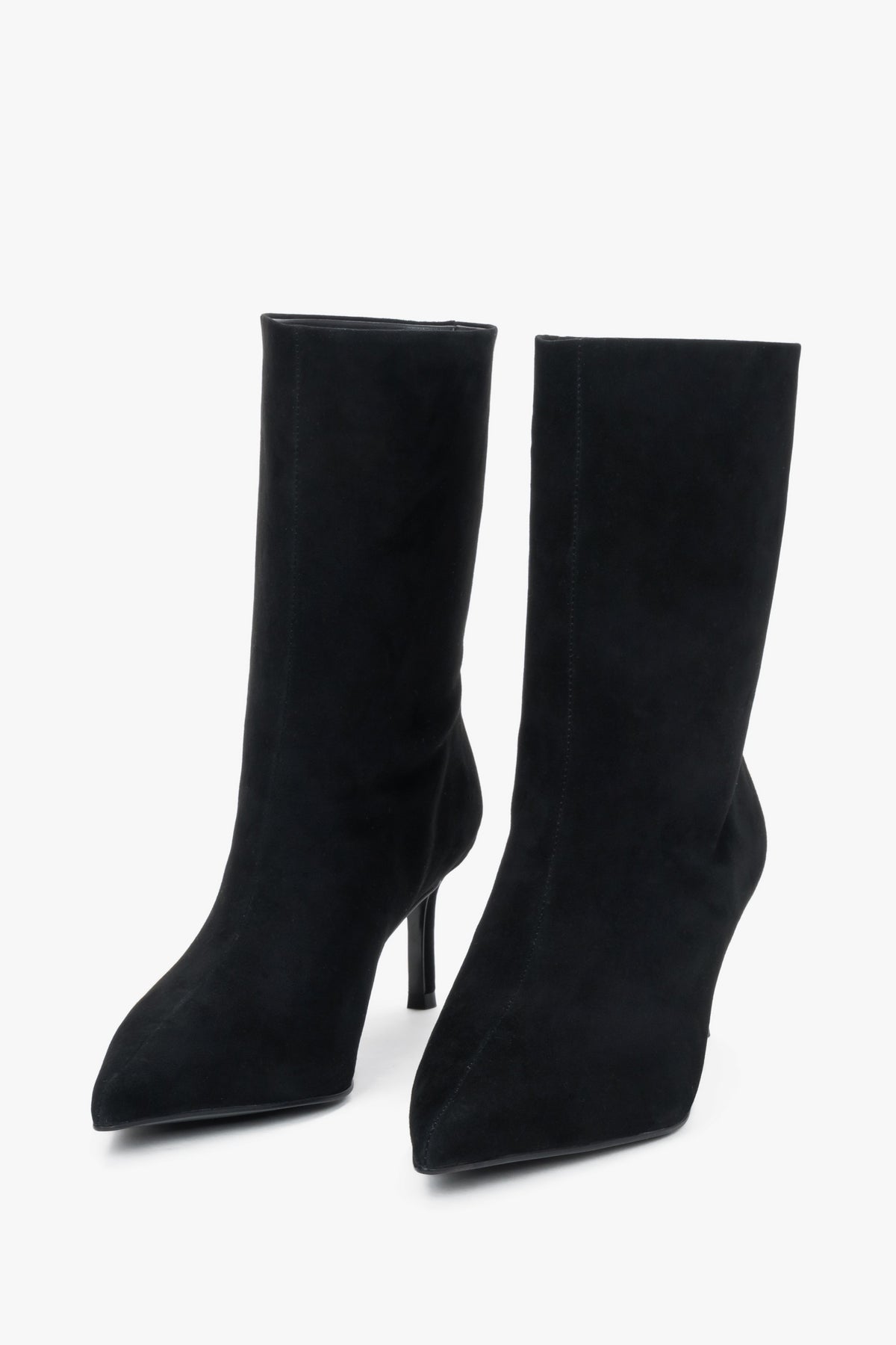 Diagonale Frontalansicht des Paares schwarzer Stiefeletten aus samtigem Veloursleder