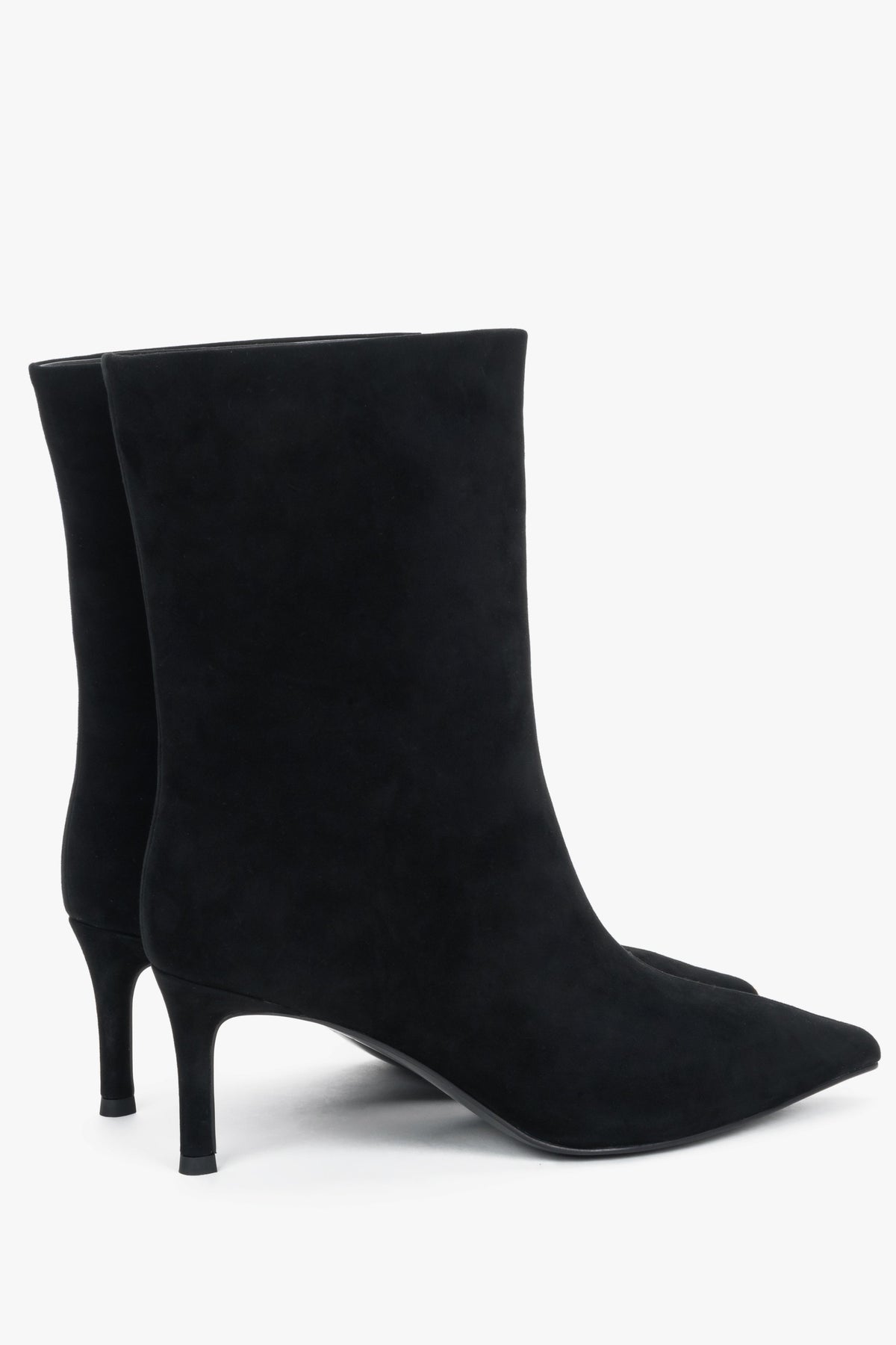 Leicht nach hinten gedrehte Seitenansicht der schwarzen Velours-Stiefeletten auf feinem Stiletto-Absatz