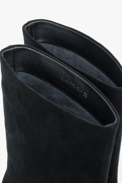 Detailaufnahme des weichen, wärmenden Flanellfutters am inneren Schaftrand der schwarzen Velours-Stiefeletten