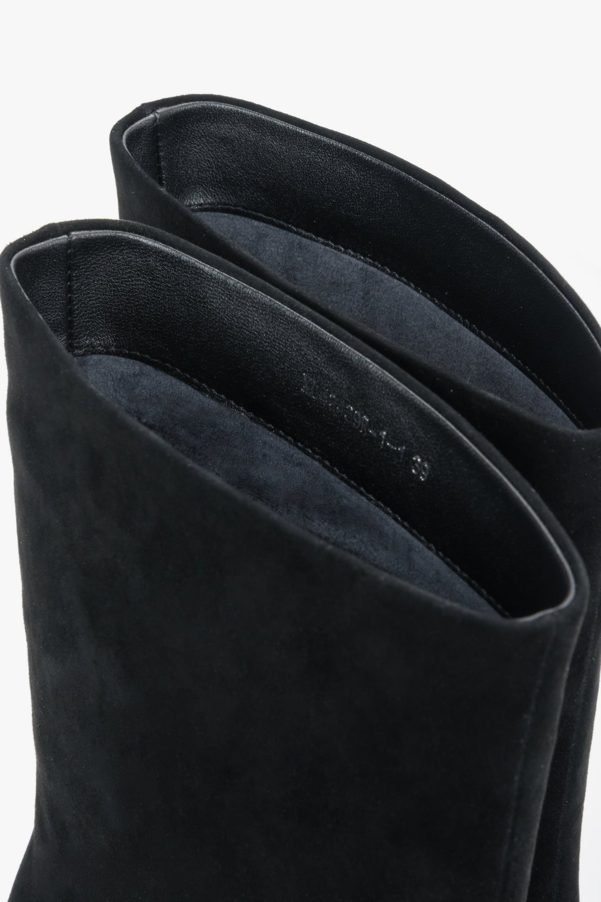 Detailaufnahme des weichen, wärmenden Flanellfutters am inneren Schaftrand der schwarzen Velours-Stiefeletten