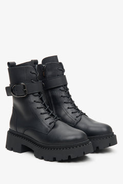 Schräge Frontalansicht der schwarzen Schnür-Stiefeletten mit Zierriemen