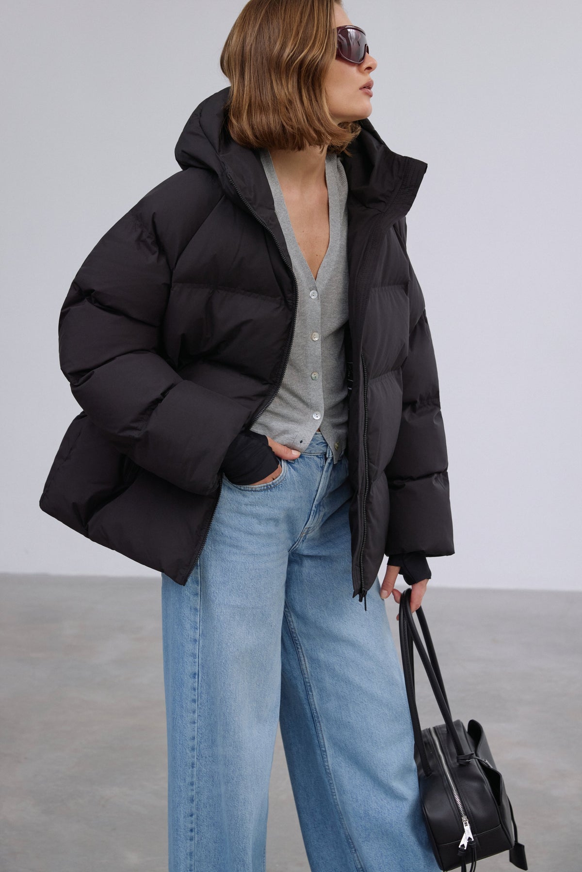 Leicht schräge Ansicht der schwarzen Oversize-Winterjacke