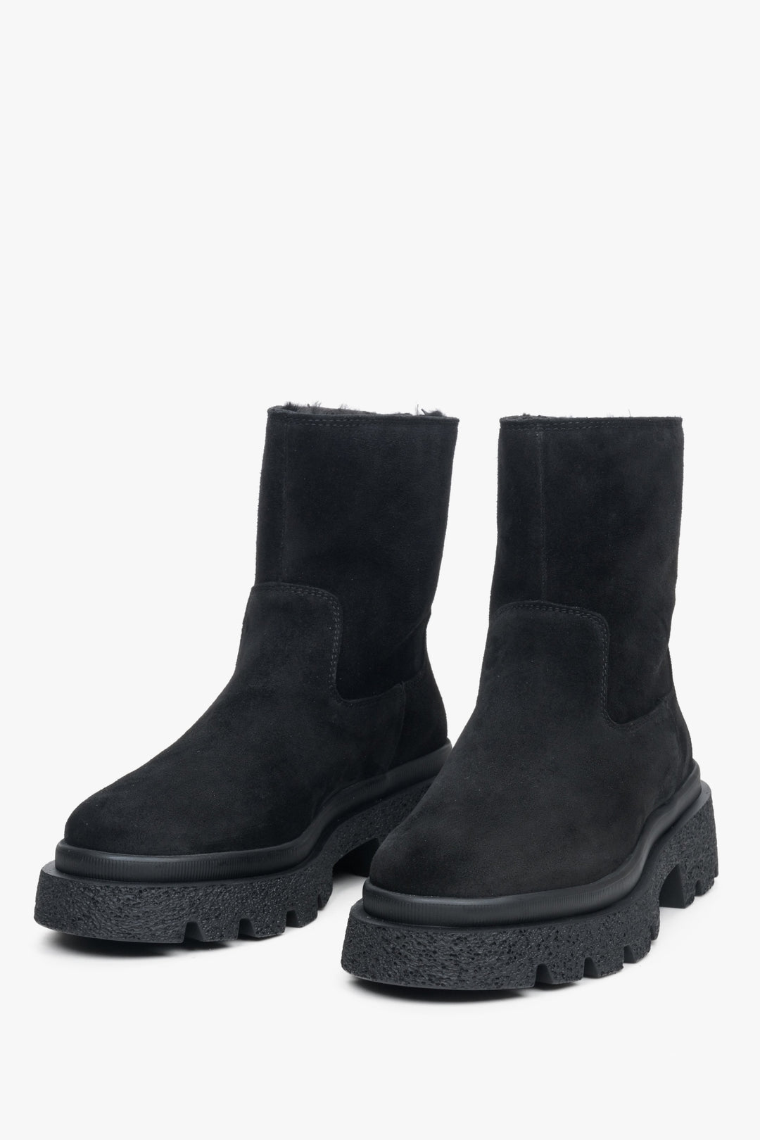 Damen-Winterstiefeletten aus schwarzem Veloursleder Estro – Nahaufnahme der Schuhspitze.