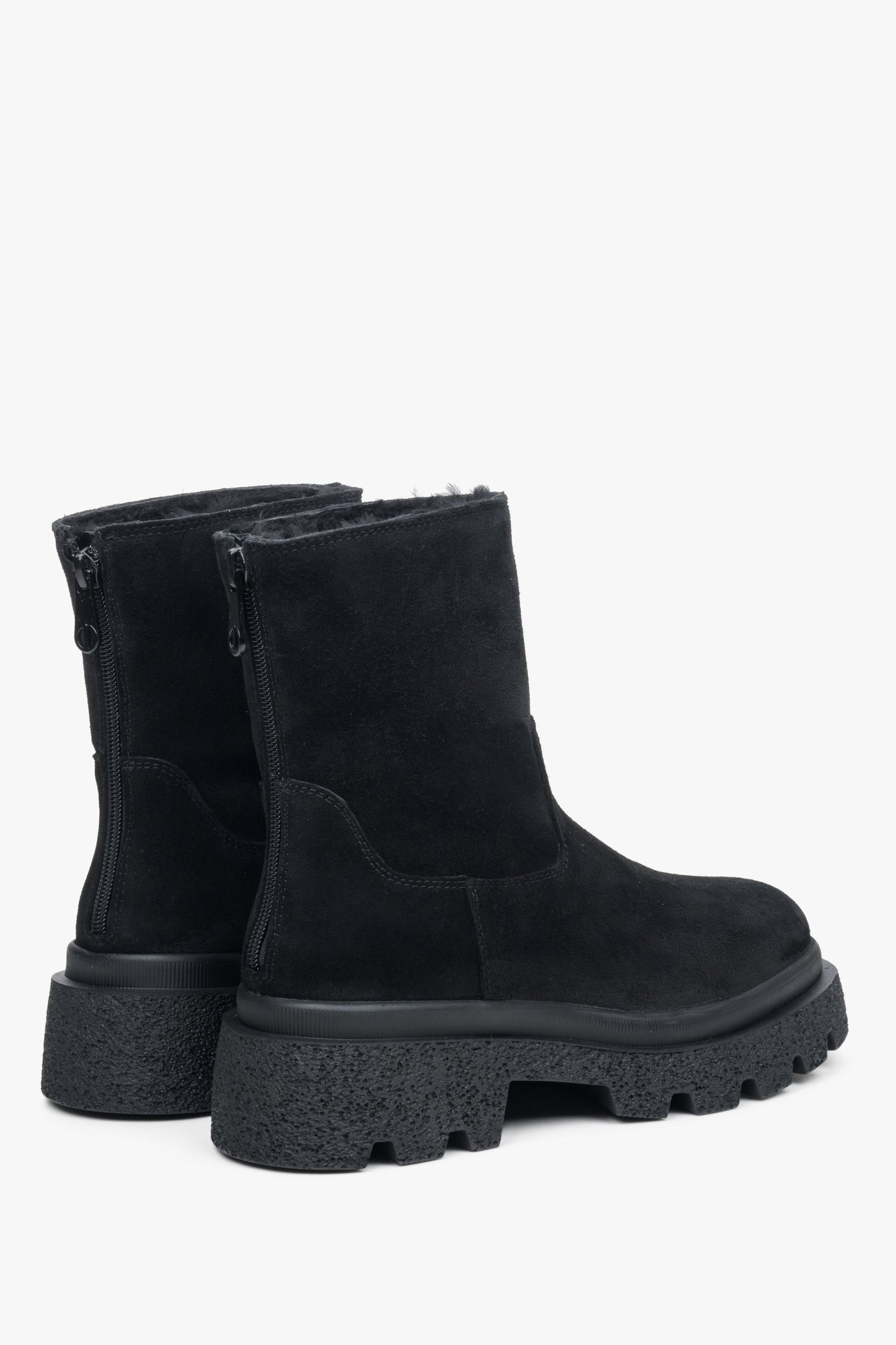 Schwarze Damen-Winterstiefeletten aus Veloursleder Estro – Nahaufnahme der Seitenlinie und der Rückpartie des Modells.