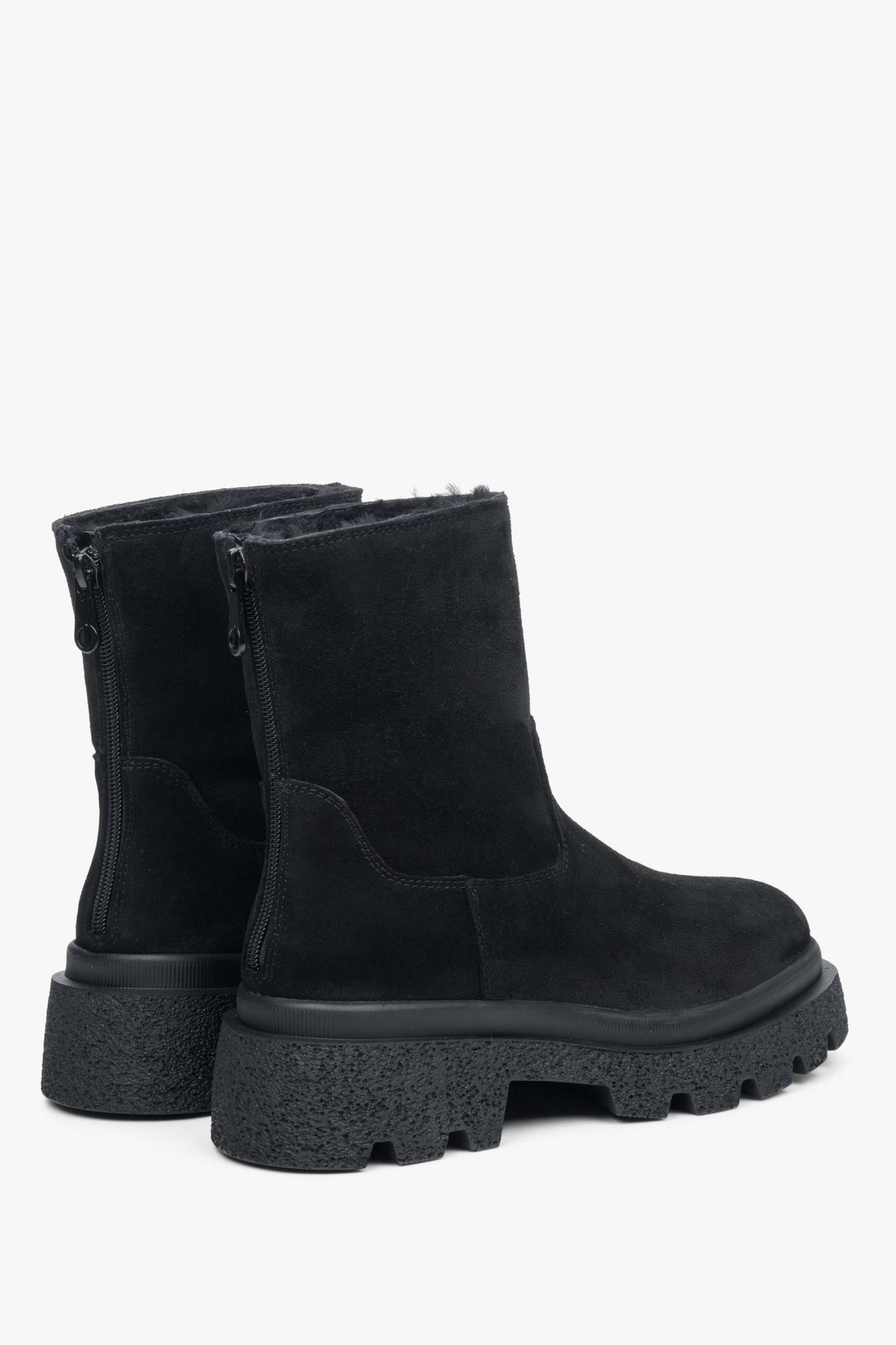 Schwarze Damen-Winterstiefeletten aus Veloursleder Estro – Nahaufnahme der Seitenlinie und der Rückpartie des Modells.