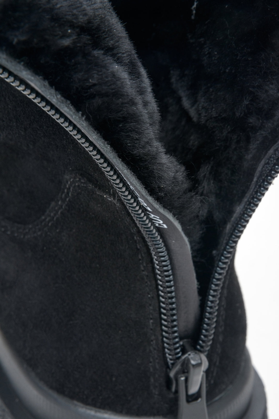 Damen-Winterstiefeletten aus schwarzem Veloursleder Estro – Nahaufnahme des warmen Futters.