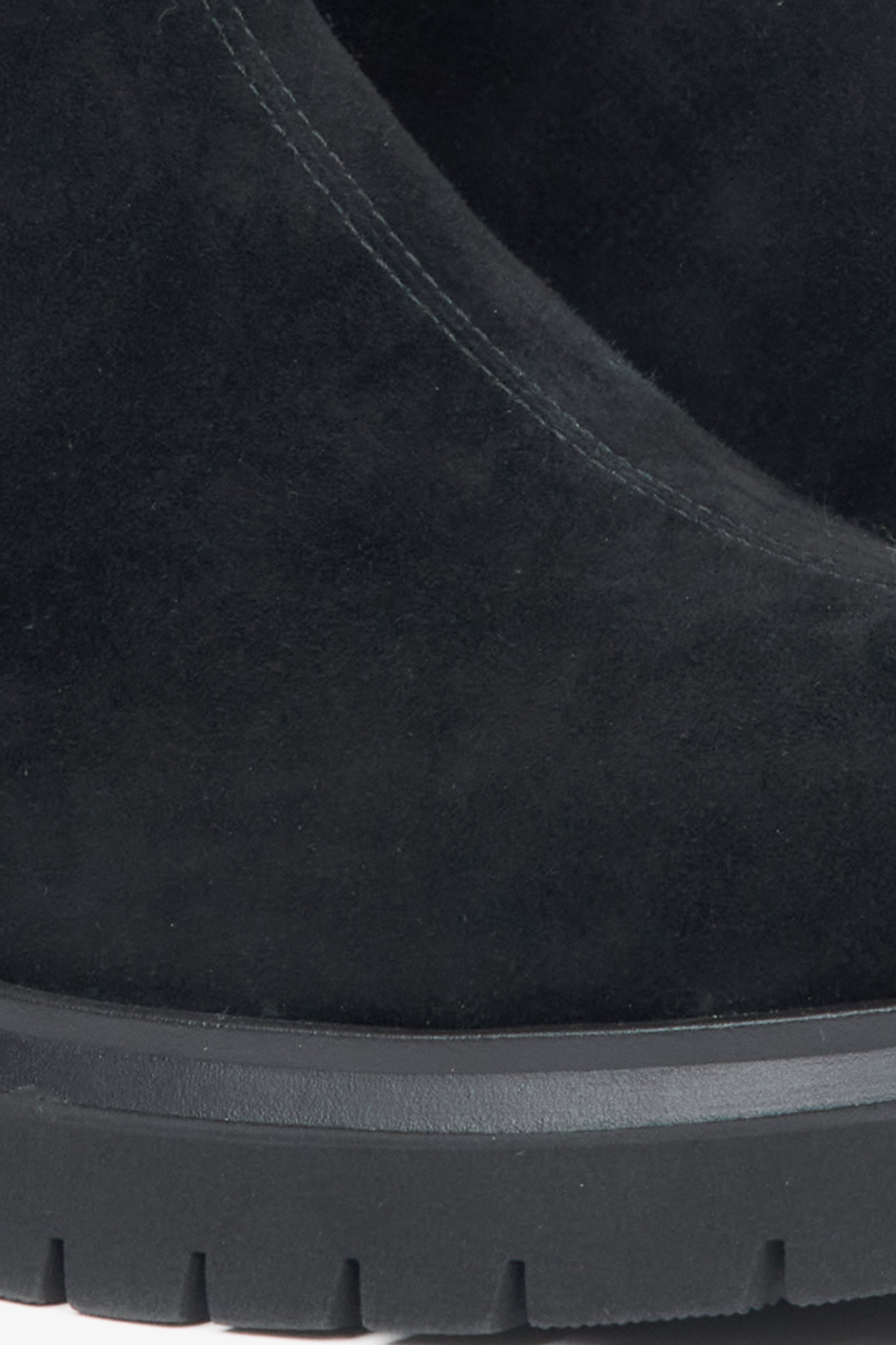 Damen-Stiefeletten aus schwarzem Velours – Details.
