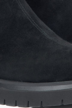 Damen-Stiefeletten aus schwarzem Velours – Details.