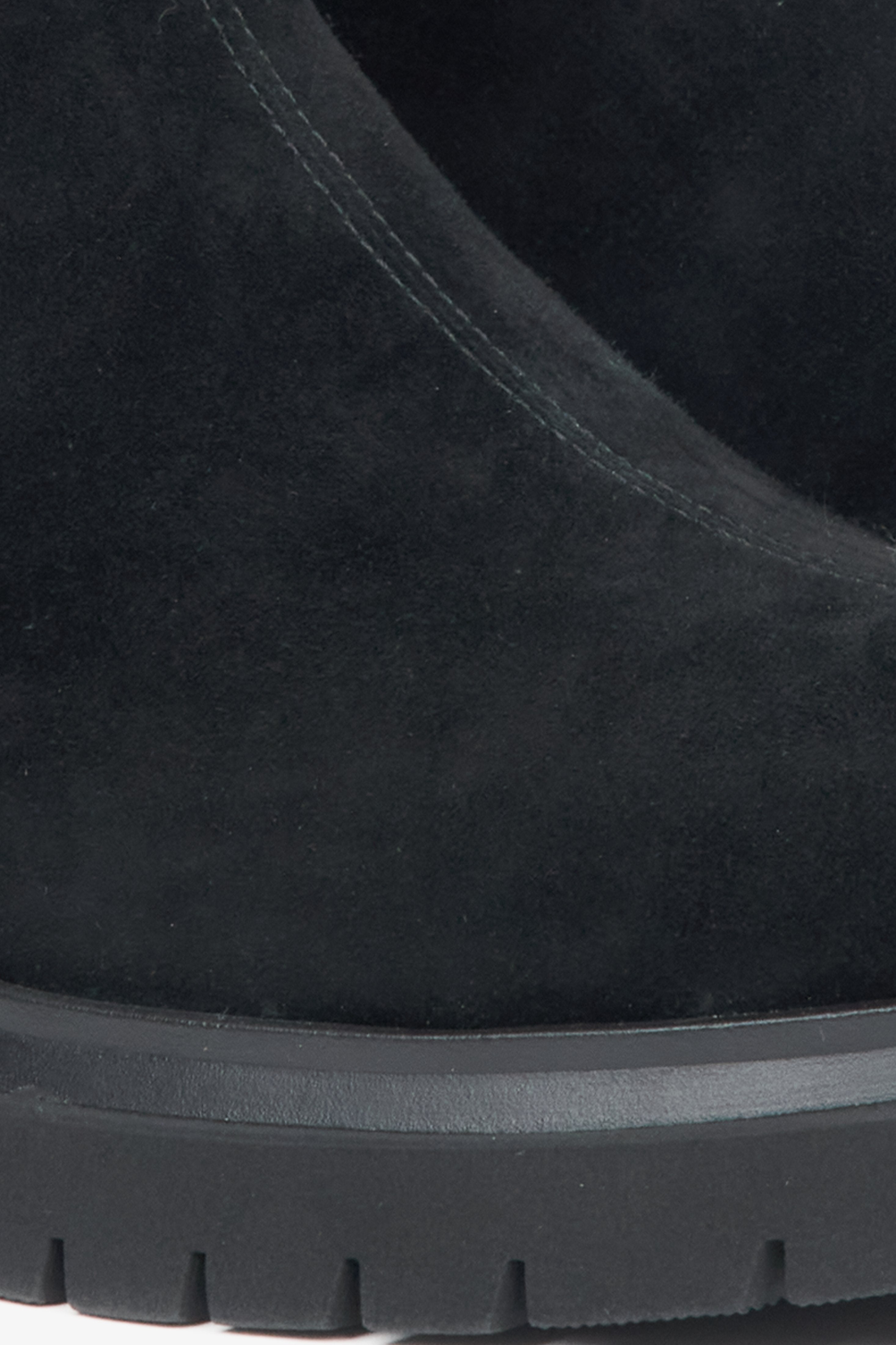 Damen-Stiefeletten aus schwarzem Velours – Details.