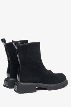 Damen-Winterstiefeletten aus echtem Velours mit Wollfutter von Estro in Schwarz – Nahaufnahme der Seitenlinie und des hohen Schafts.