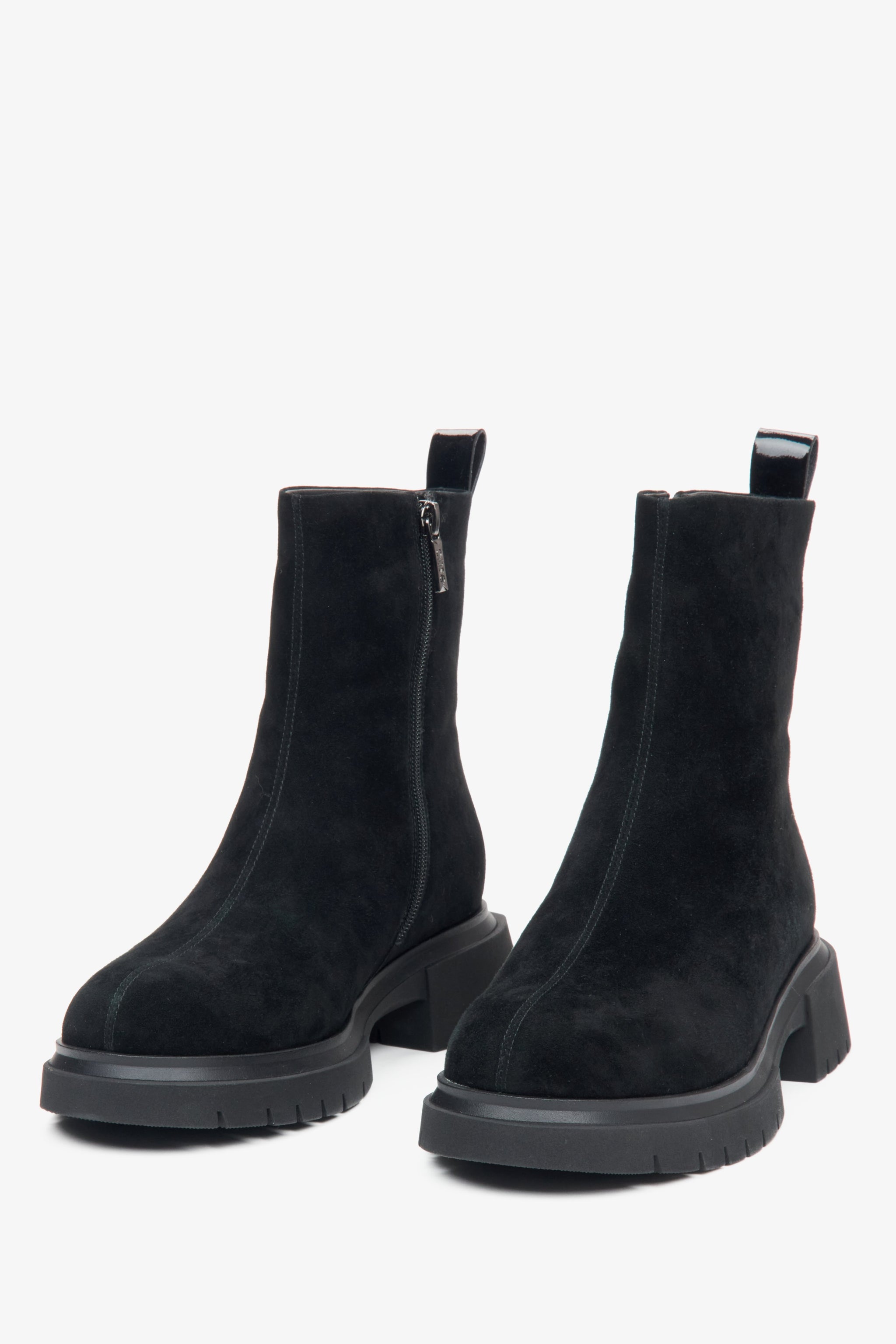 Estro Damen-Winterstiefeletten in Schwarz aus echtem Velours mit Wollfutter – Nahaufnahme der Schuhspitze.
