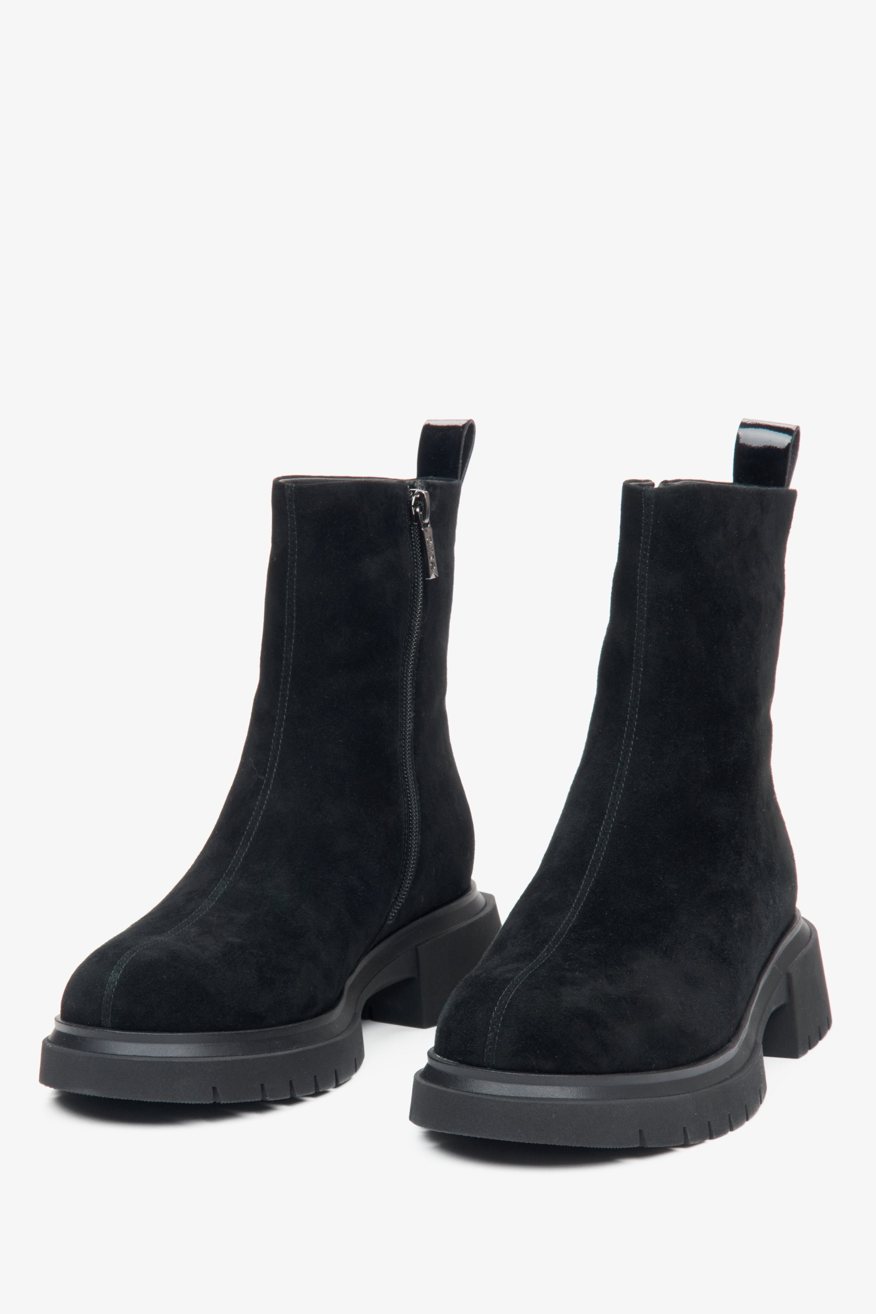 Estro Damen-Winterstiefeletten in Schwarz aus echtem Velours mit Wollfutter – Nahaufnahme der Schuhspitze.
