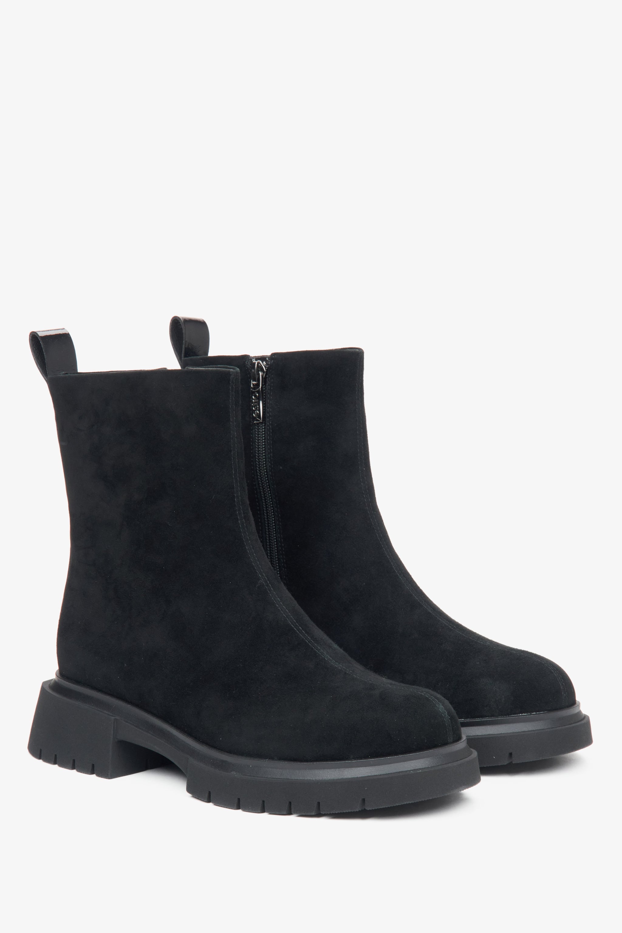 Schwarze Damen-Winterstiefeletten aus echtem Velours mit Wollfutter von Estro.
