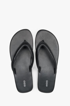 Schwarze Damen-Zehentrenner aus Leder von oben als Paar