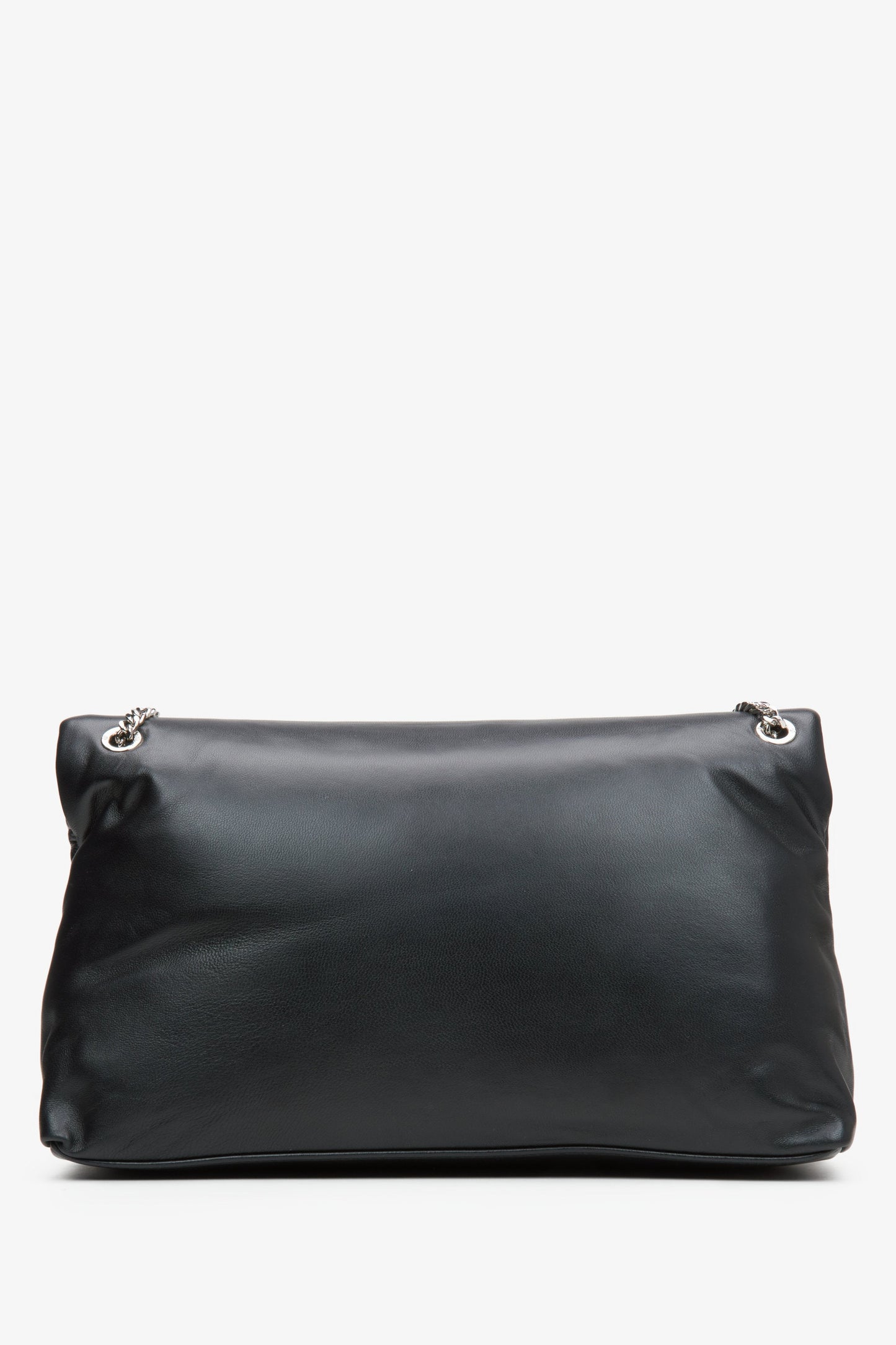 Praktische schwarze Damenhandtasche mit Kettenriemen – Rückansicht.