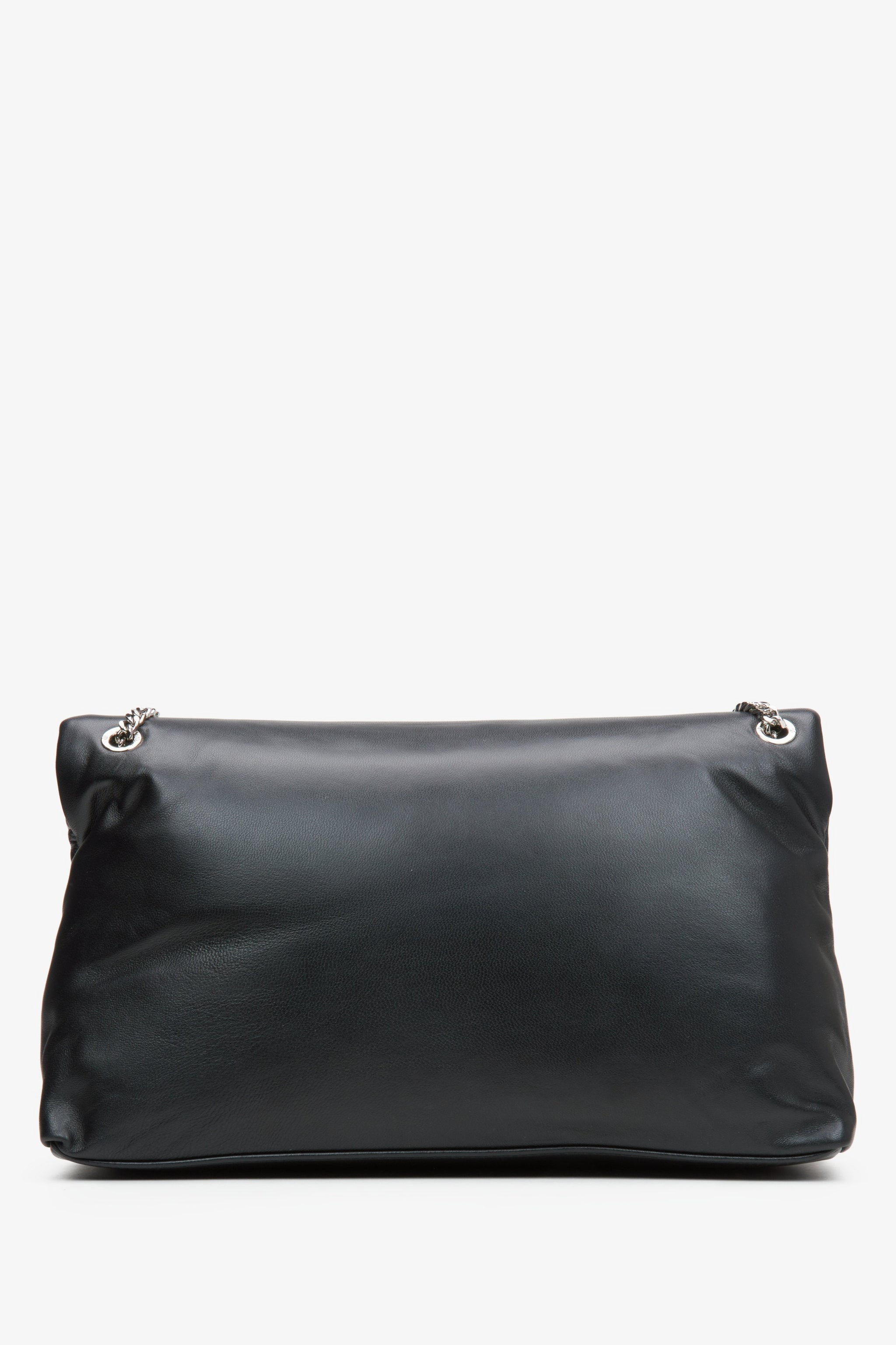 Praktische schwarze Damenhandtasche mit Kettenriemen – Rückansicht.