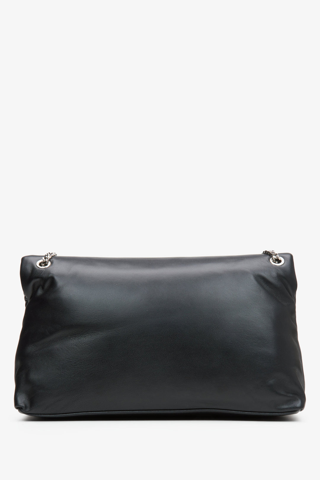 Praktische schwarze Damenhandtasche mit Kettenriemen – Rückansicht.