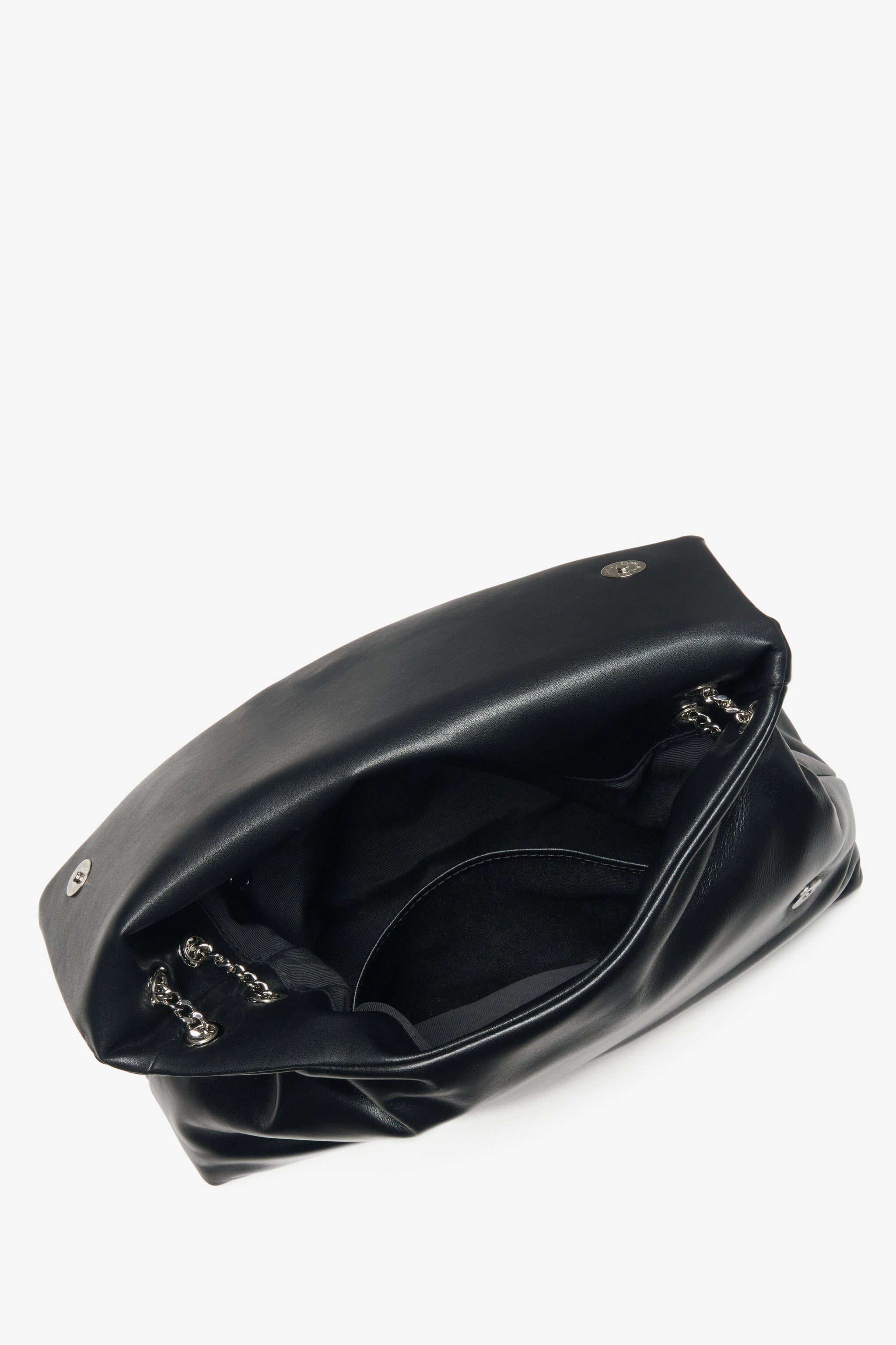 Schwarze Damenhandtasche aus Leder von Estro – Nahaufnahme des Innenraums.