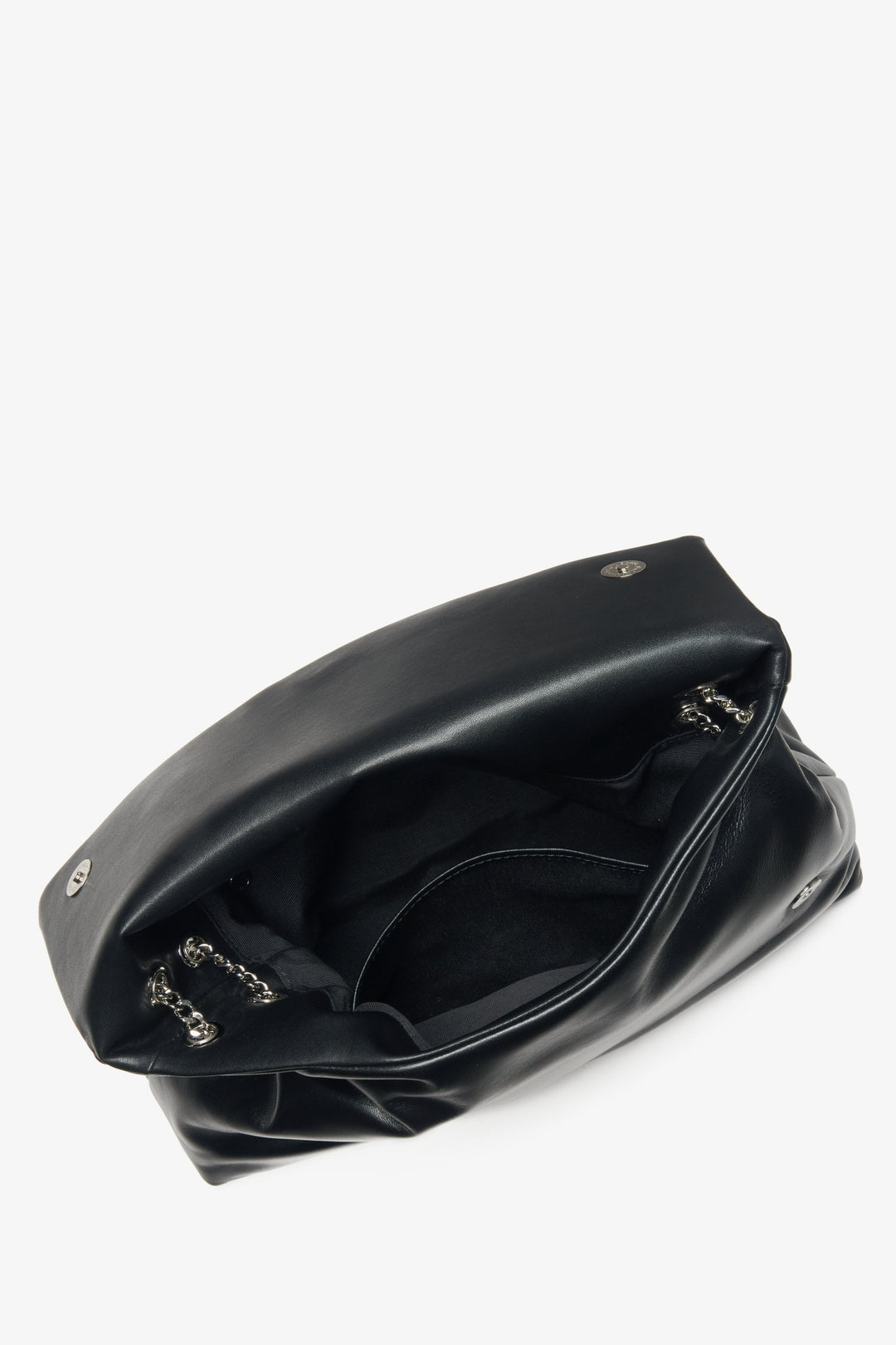 Schwarze Damenhandtasche aus Leder von Estro – Nahaufnahme des Innenraums.