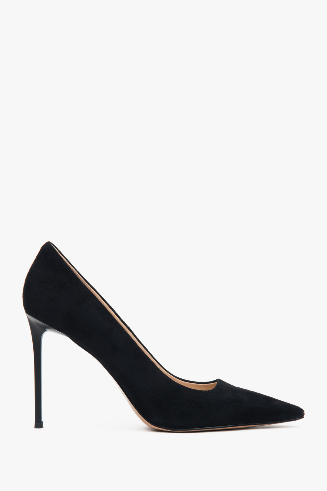 Schwarze Damenpumps aus echtem Veloursleder mit spitzer Schuhspitze. Estro ER00117236