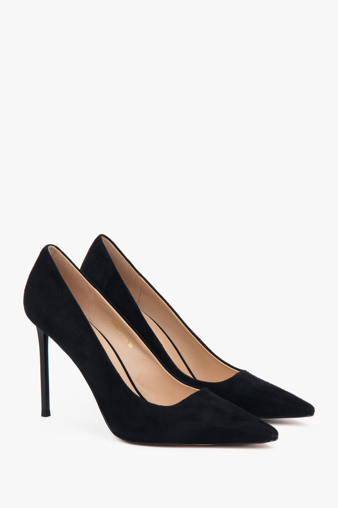 Seitliche Ansicht schwarzer Velourpumps für Damen. Estro ER00117236