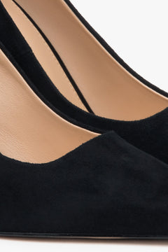 Schwarze Velourlederpumps mit eleganter Form und hohem Absatz. Estro ER00117236