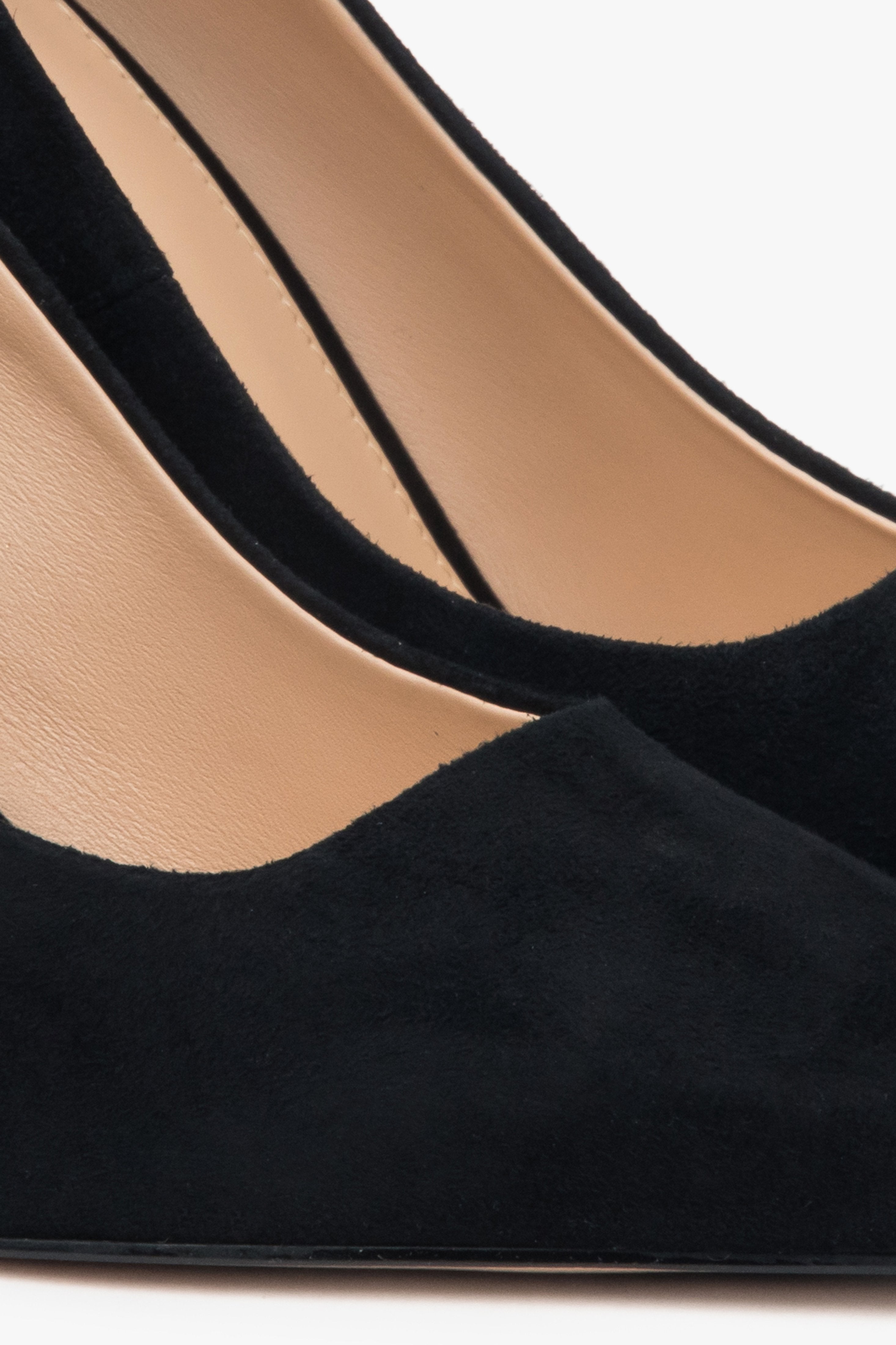 Schwarze Velourlederpumps mit eleganter Form und hohem Absatz. Estro ER00117236