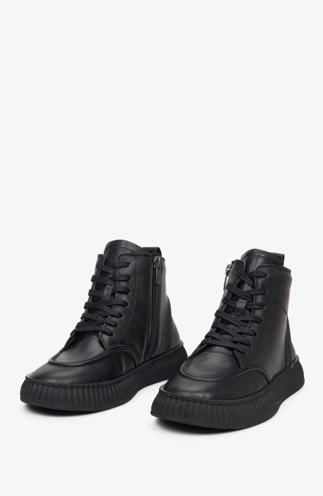 Schwarze Damenstiefel aus Leder von Estro – Nahaufnahme der Schuhspitze.