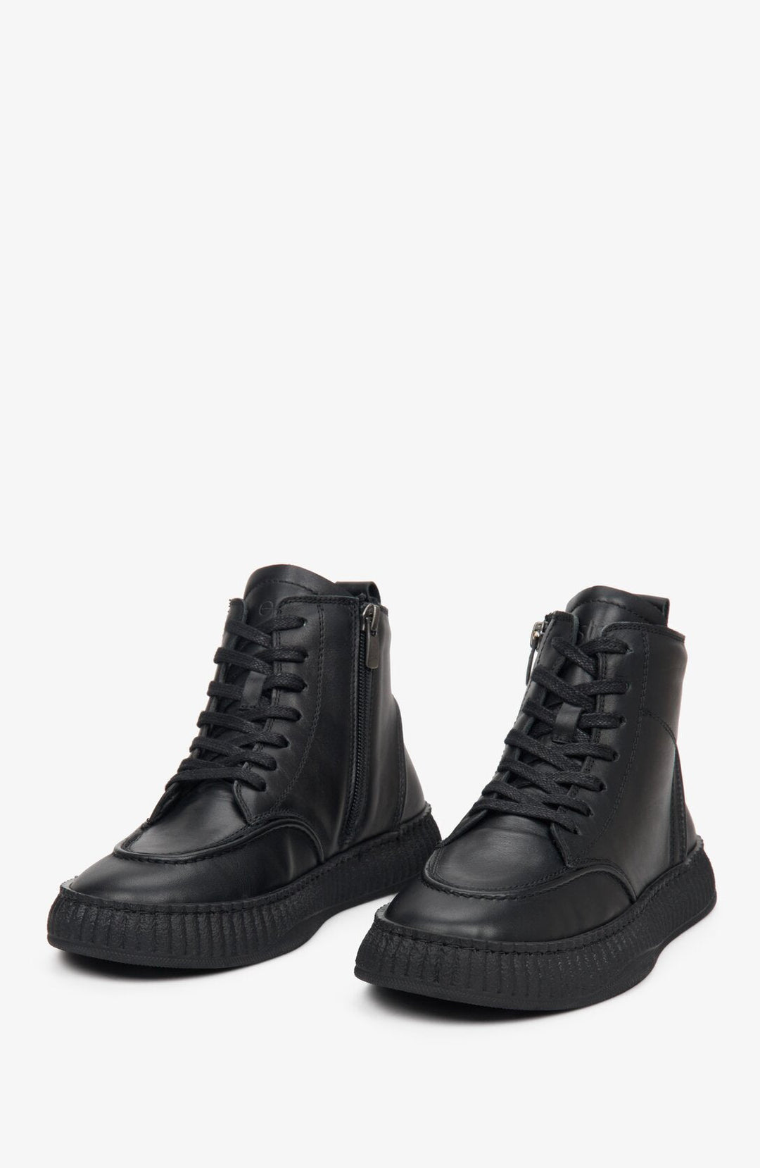 Schwarze Damenstiefel aus Leder von Estro – Nahaufnahme der Schuhspitze.