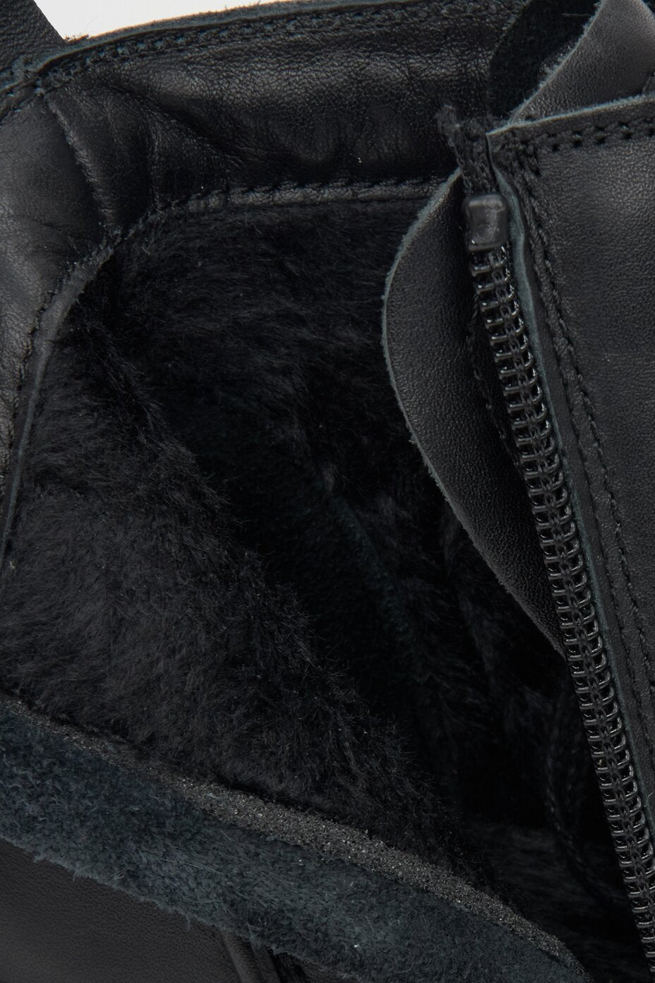 Damen-Lederstiefel in Schwarz von Estro – Nahaufnahme des Innenraums des Schuhs.