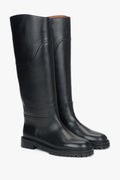 Schrägansicht des Paares schwarzer Damenstiefel aus Echtleder mit weitem Schaft und flacher Sohle 
