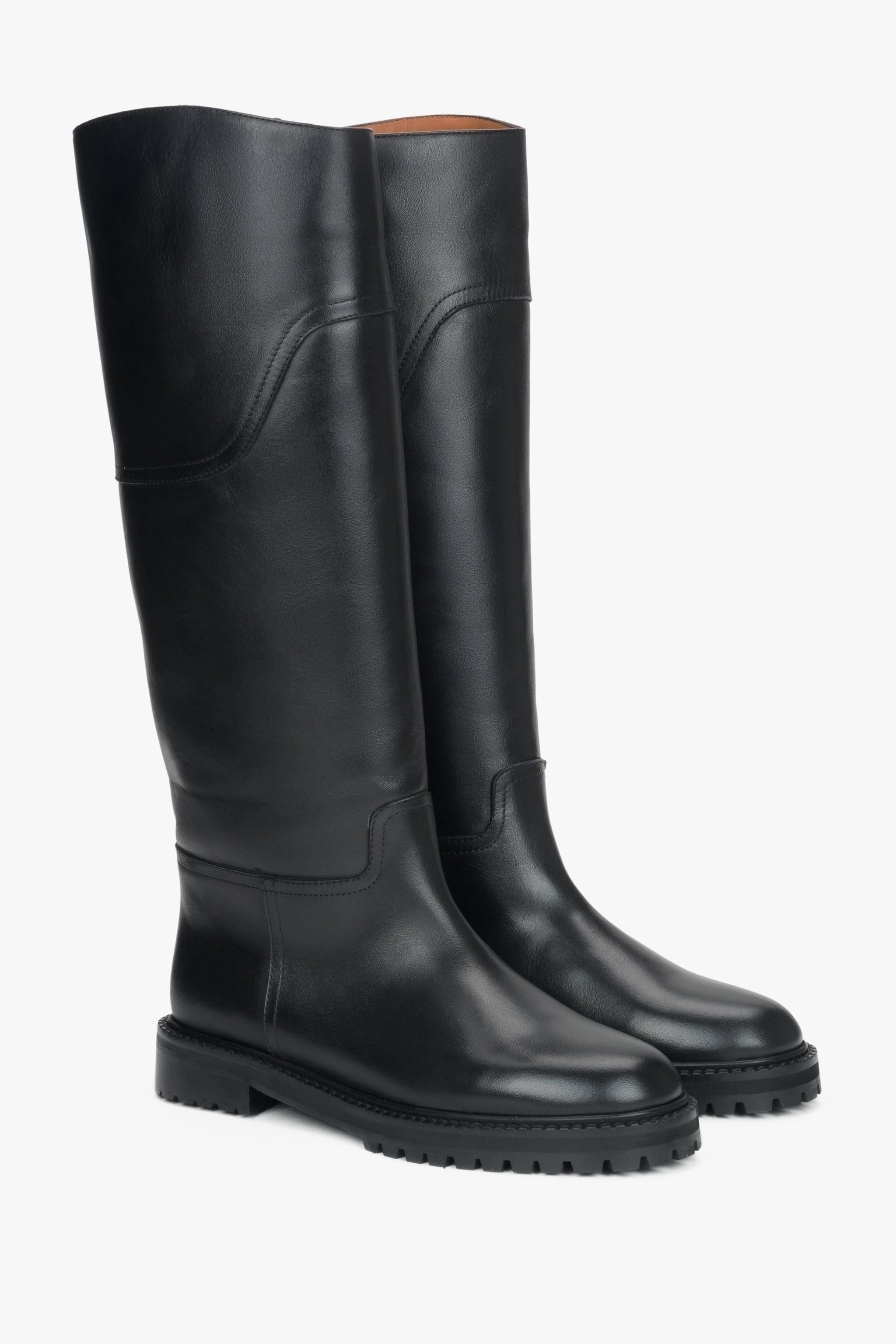 Schrägansicht des Paares schwarzer Damenstiefel aus Echtleder mit weitem Schaft und flacher Sohle 
