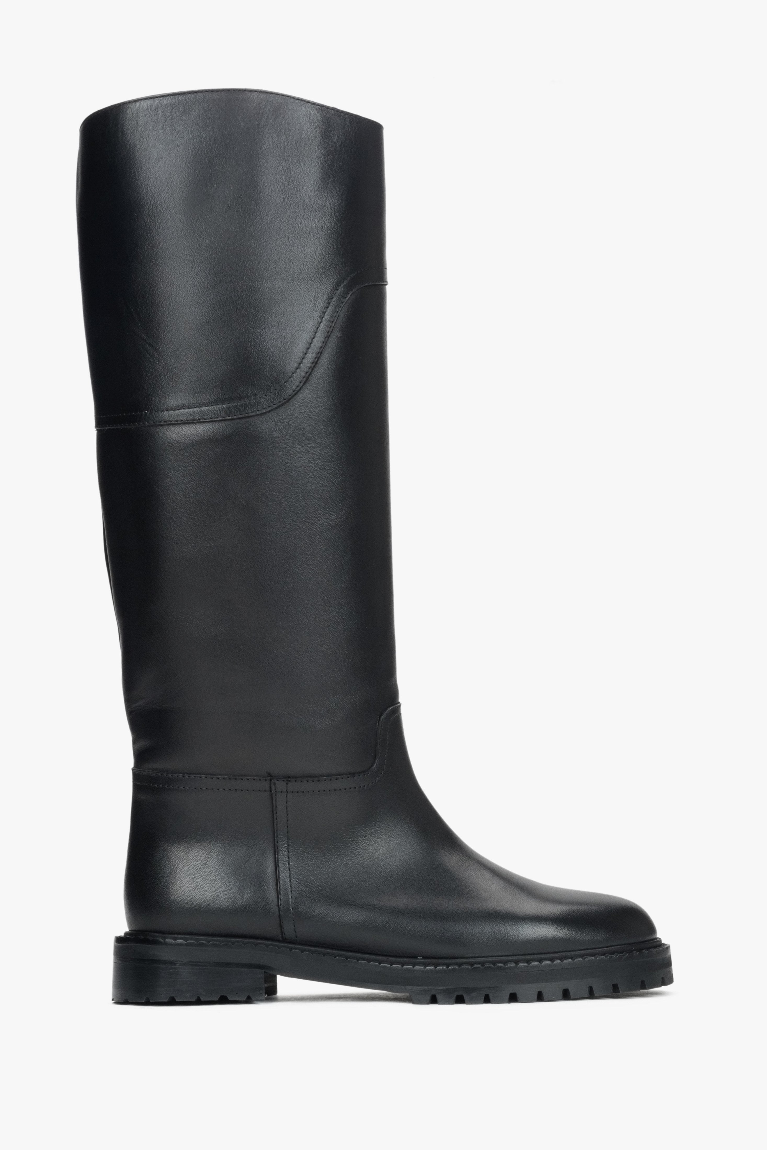 Seitenprofil des linken schwarzen Echtlederstiefels, das die elegante Silhouette zeigt 