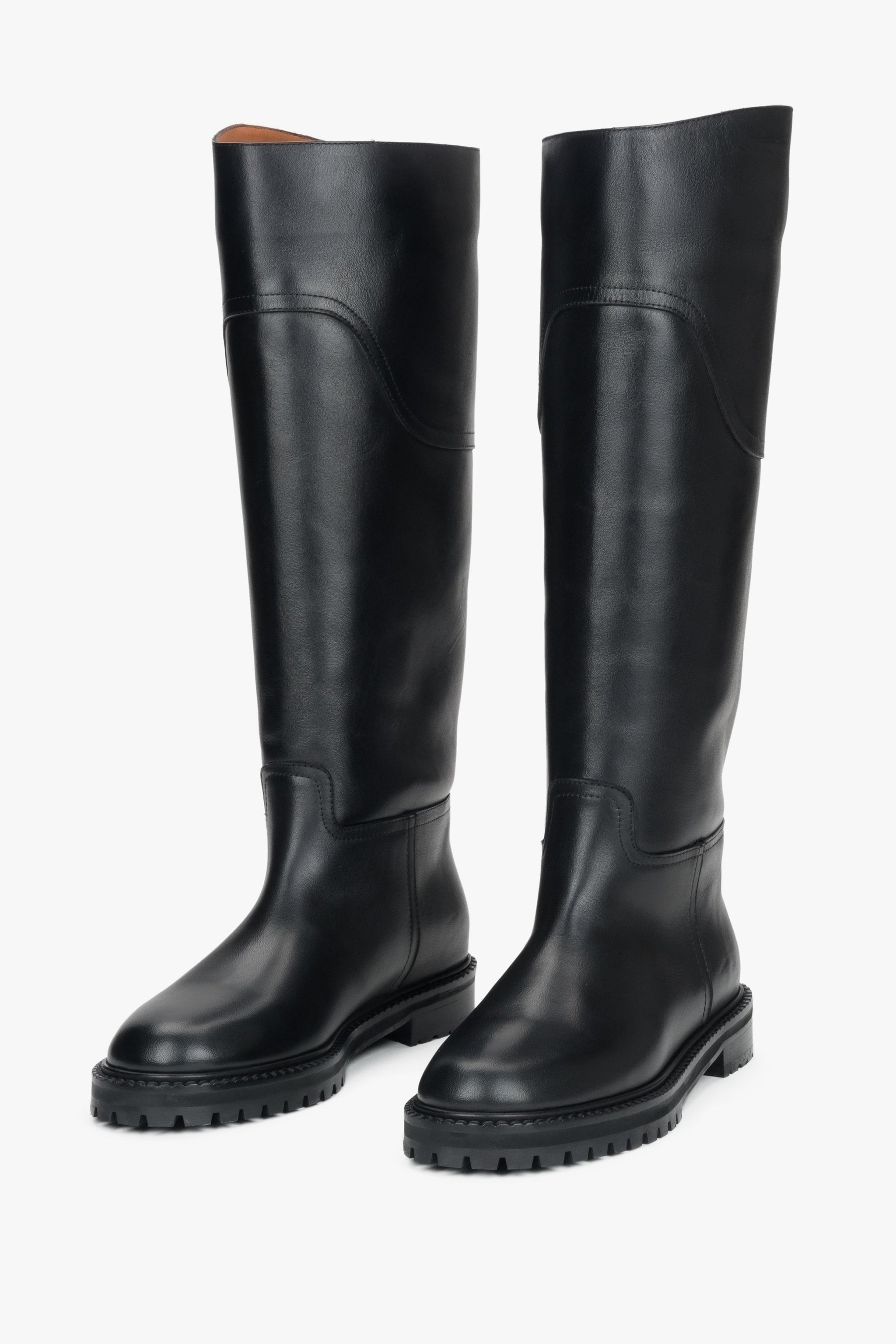 Frontale Schrägansicht der schwarzen Slip-on-Stiefel mit dezent abgerundeter Kappe
