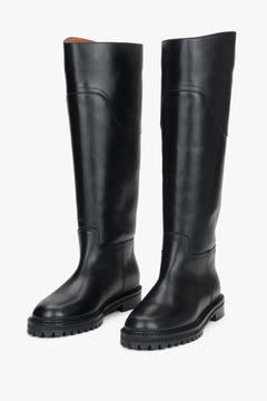 Frontale Schrägansicht der schwarzen Slip-on-Stiefel mit dezent abgerundeter Kappe
