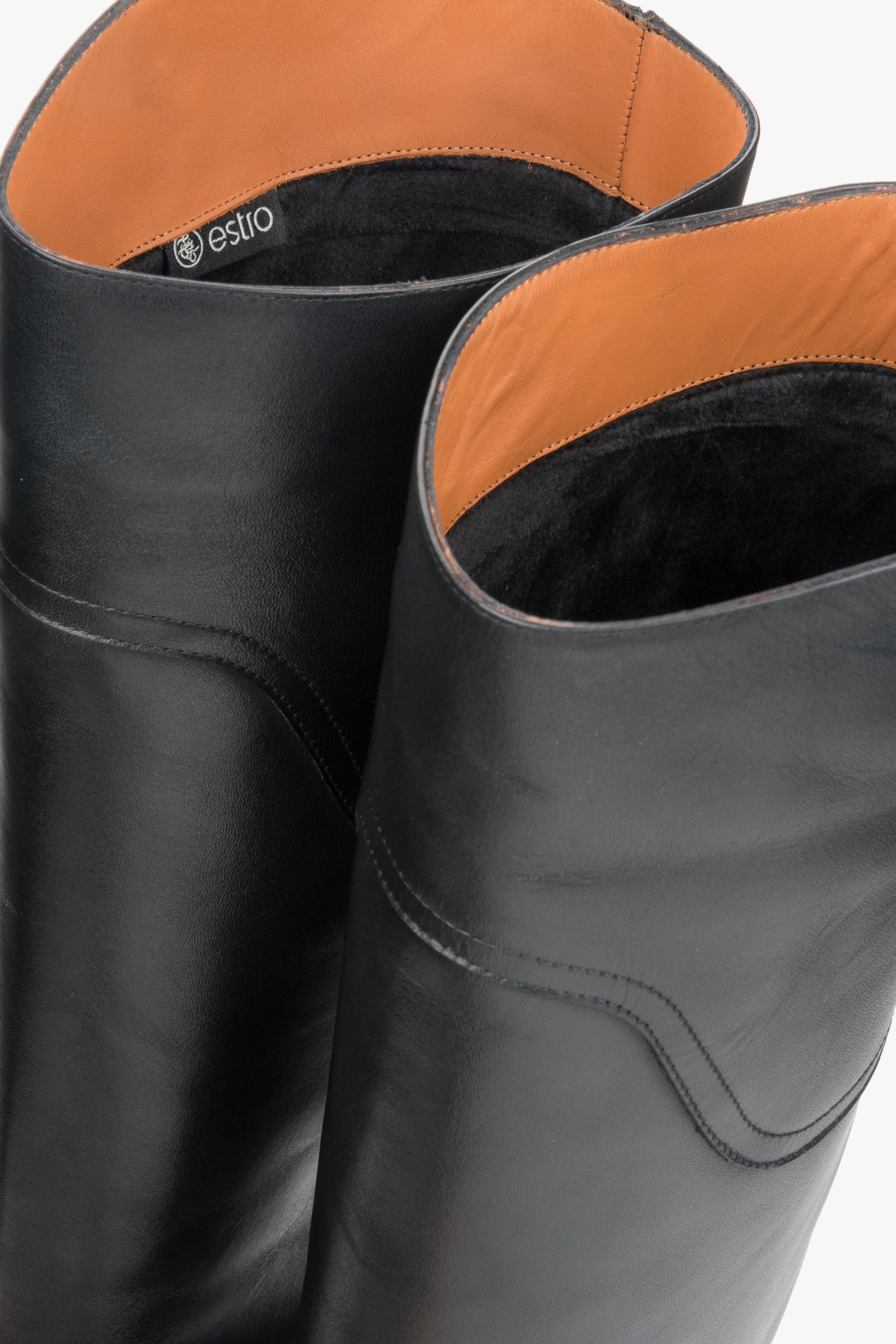 Blick in den Schaft der schwarzen Stiefel, der das wärmende Flanellfutter und die hochwertige Lederverarbeitung zeigt 