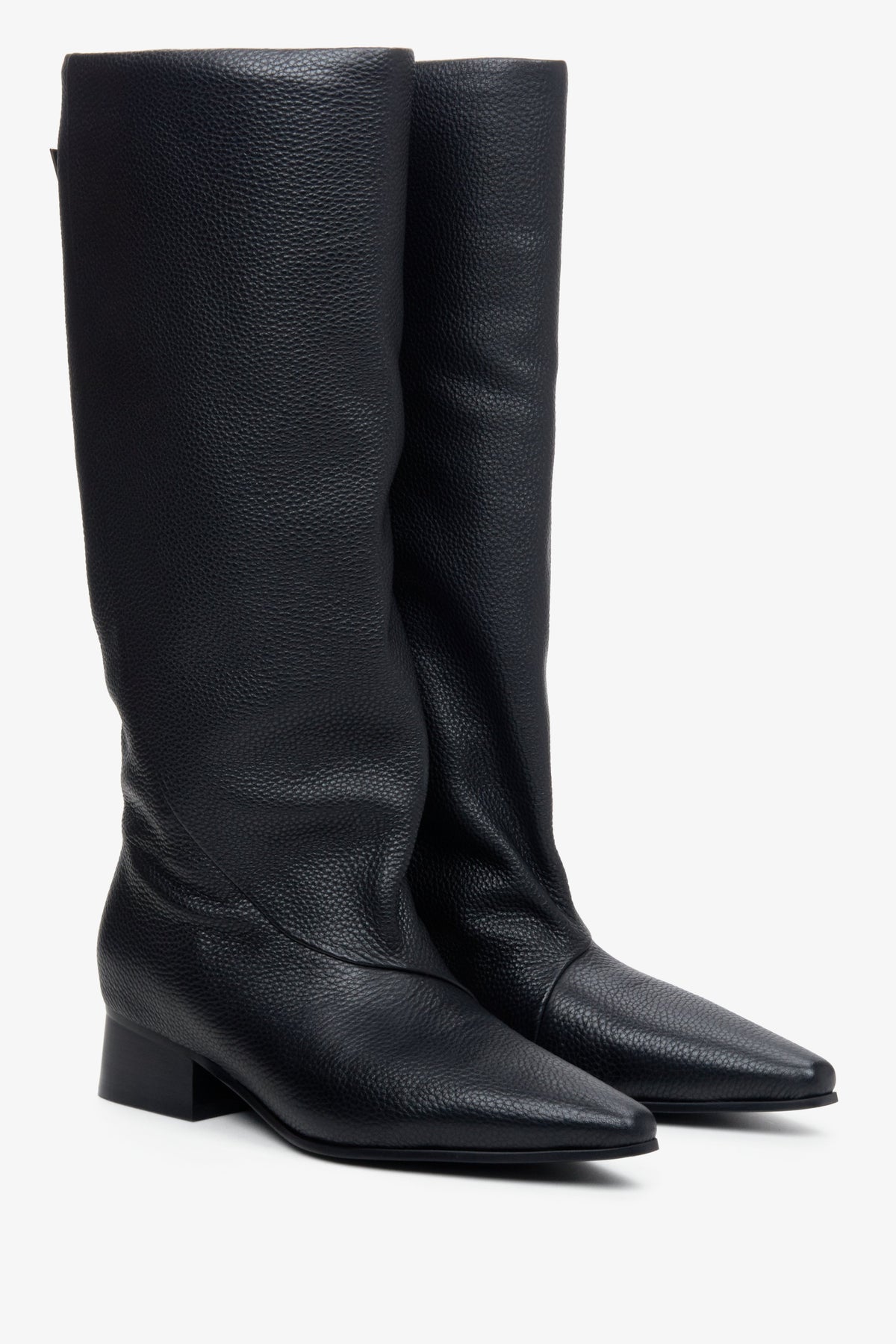 Schräge Frontalansicht des Paares schwarzer Echtleder-Stiefel von Estro