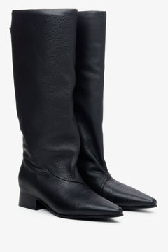 Schräge Frontalansicht des Paares schwarzer Echtleder-Stiefel von Estro