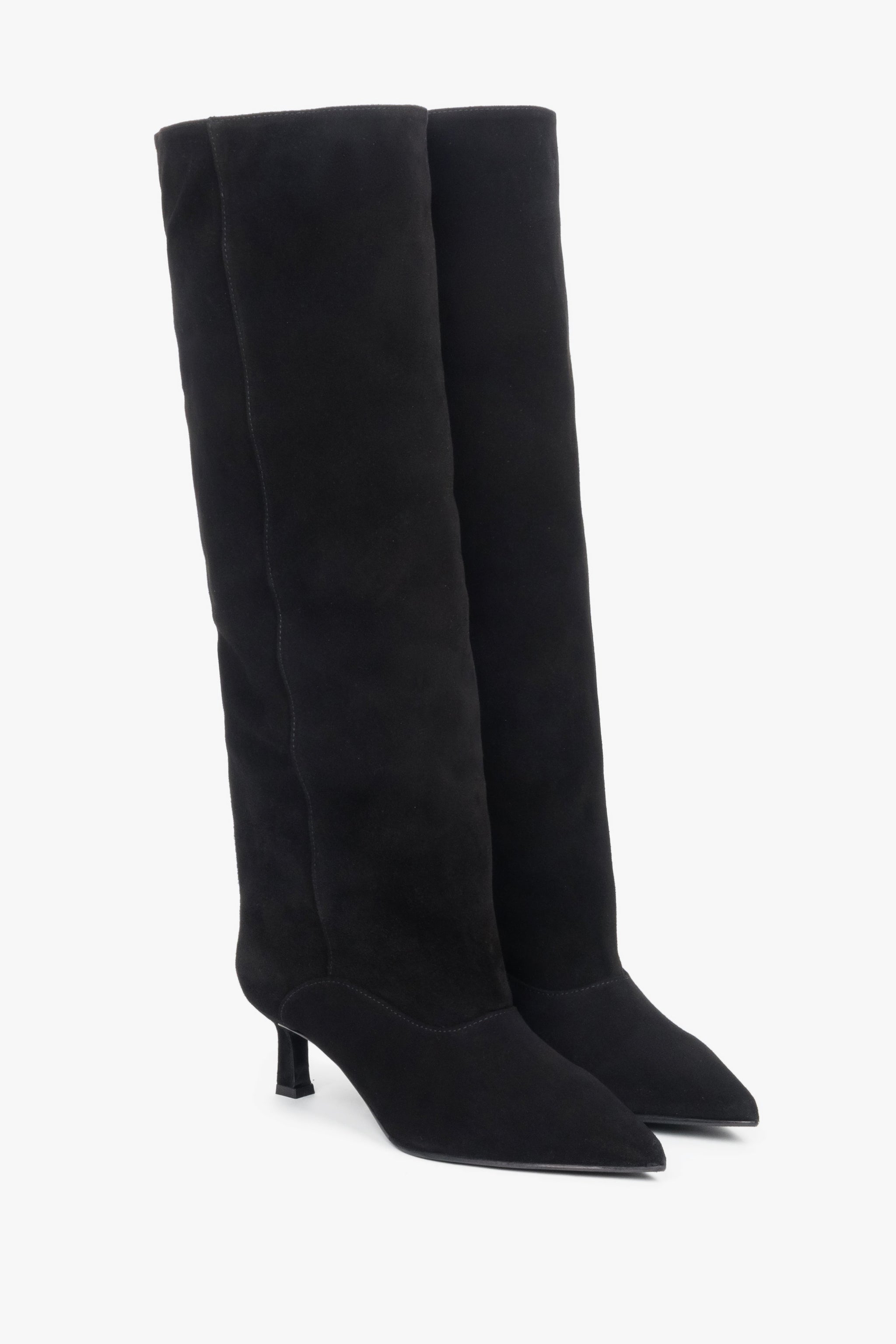 Schrägansicht des Paares schwarzer Veloursstiefel, die den weiten, entspannten Schaft zeigt 