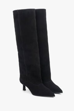 Schrägansicht des Paares schwarzer Veloursstiefel, die den weiten, entspannten Schaft zeigt 