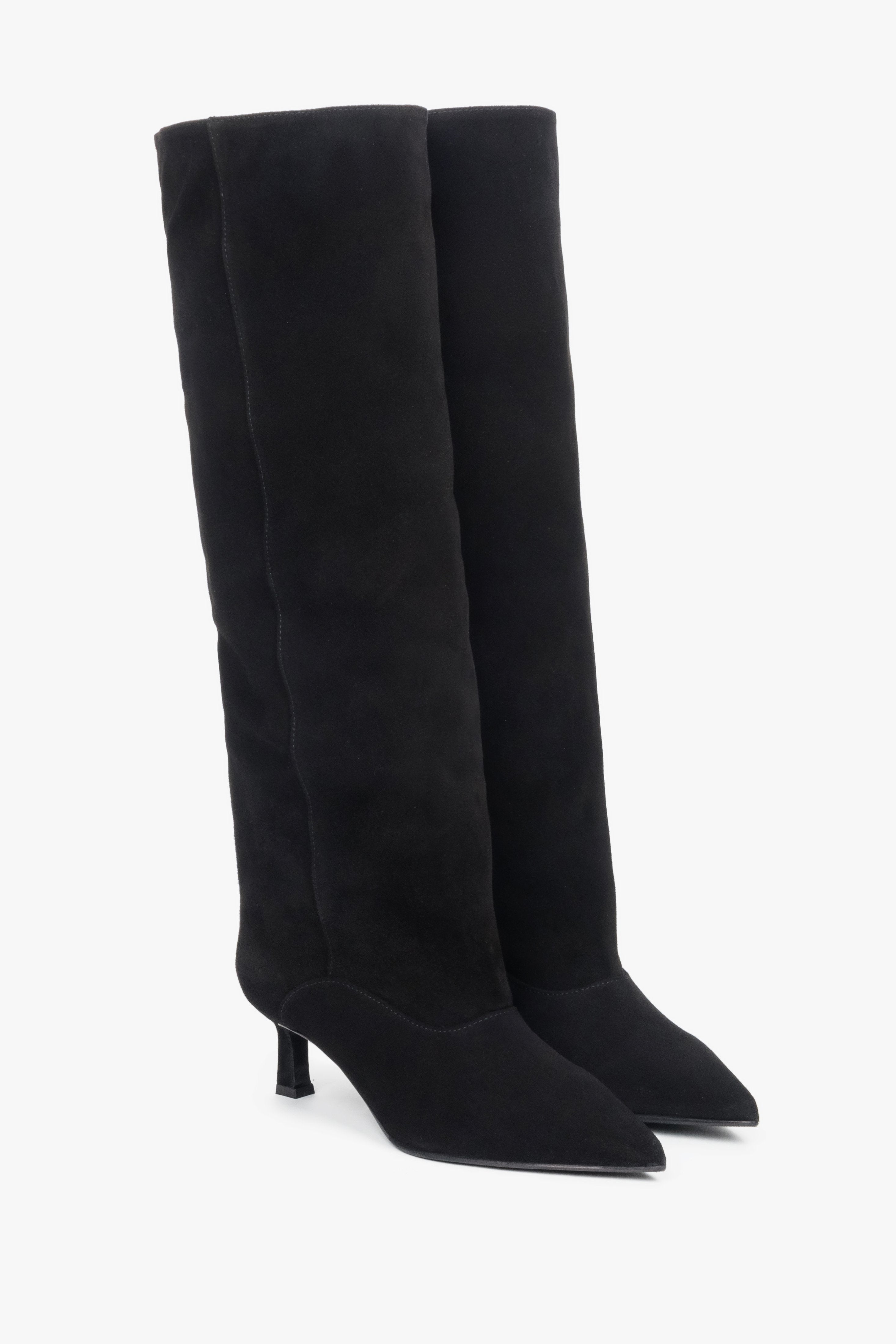 Schrägansicht des Paares schwarzer Veloursstiefel, die den weiten, entspannten Schaft zeigt 