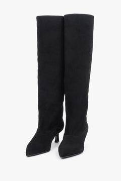Frontale Ansicht der klassischen schwarzen Slip-on-Stiefel mit spitzer Kappe 