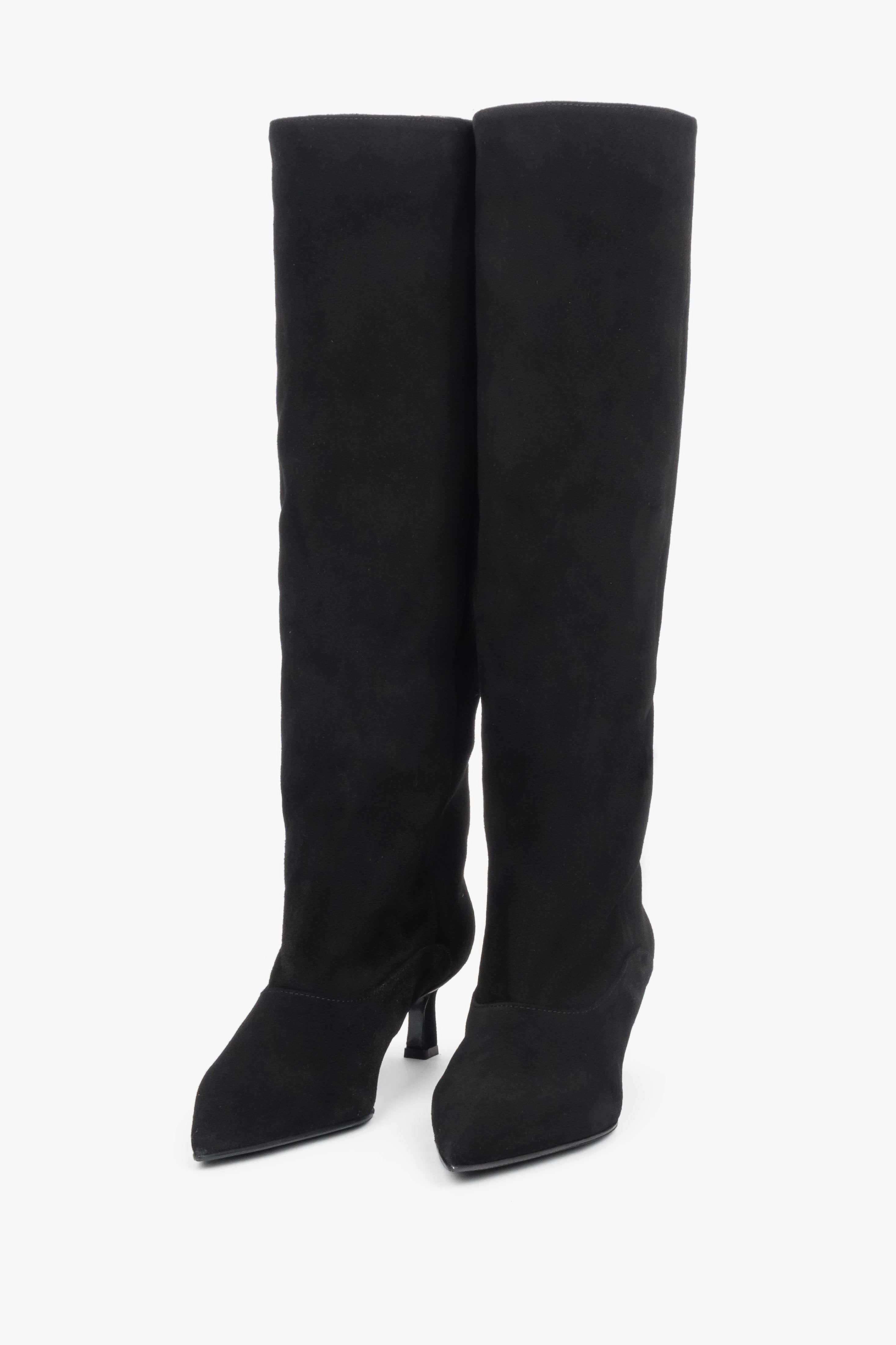 Frontale Ansicht der klassischen schwarzen Slip-on-Stiefel mit spitzer Kappe 