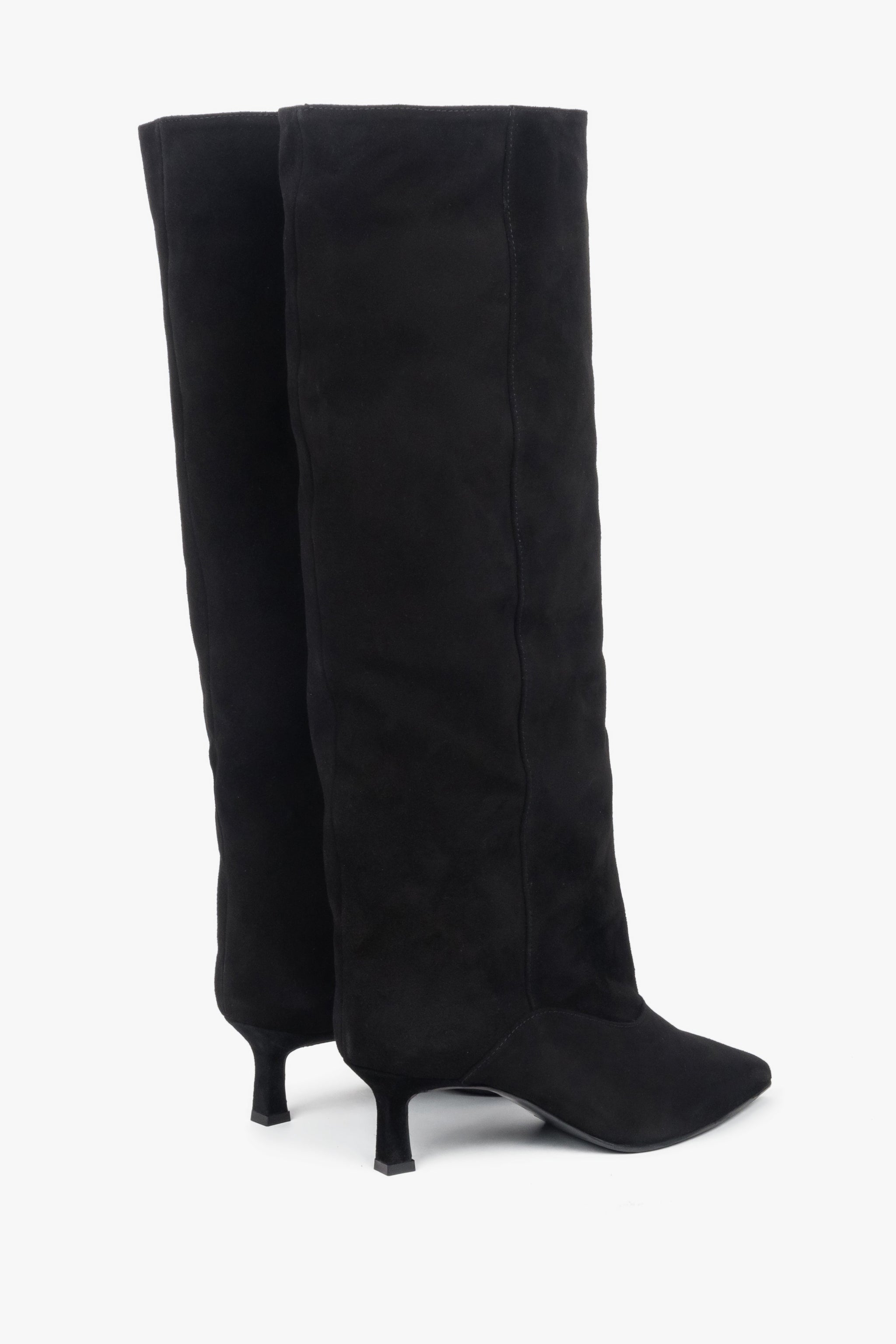 Schrägansicht von hinten, die den markanten 5,5-cm-Trichterabsatz der Veloursstiefel hervorhebt