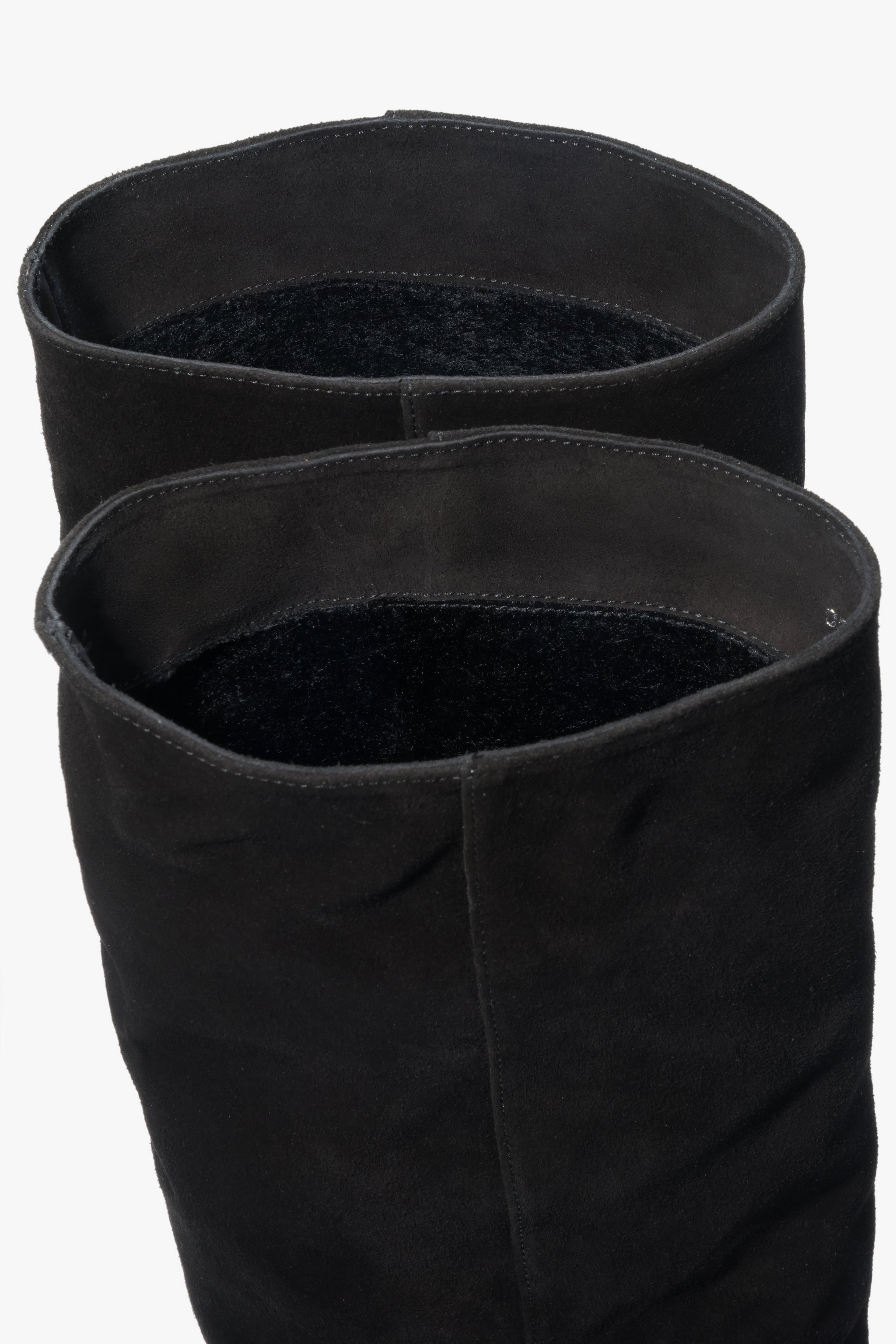 Blick von oben in den weiten Schaft, der das wärmende Flanellfutter im Inneren der Stiefel zeigt 