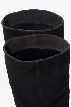 Blick von oben in den weiten Schaft, der das wärmende Flanellfutter im Inneren der Stiefel zeigt 